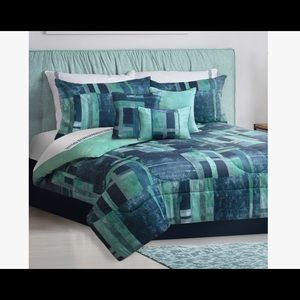 Blue and green reversible Queen comforter set